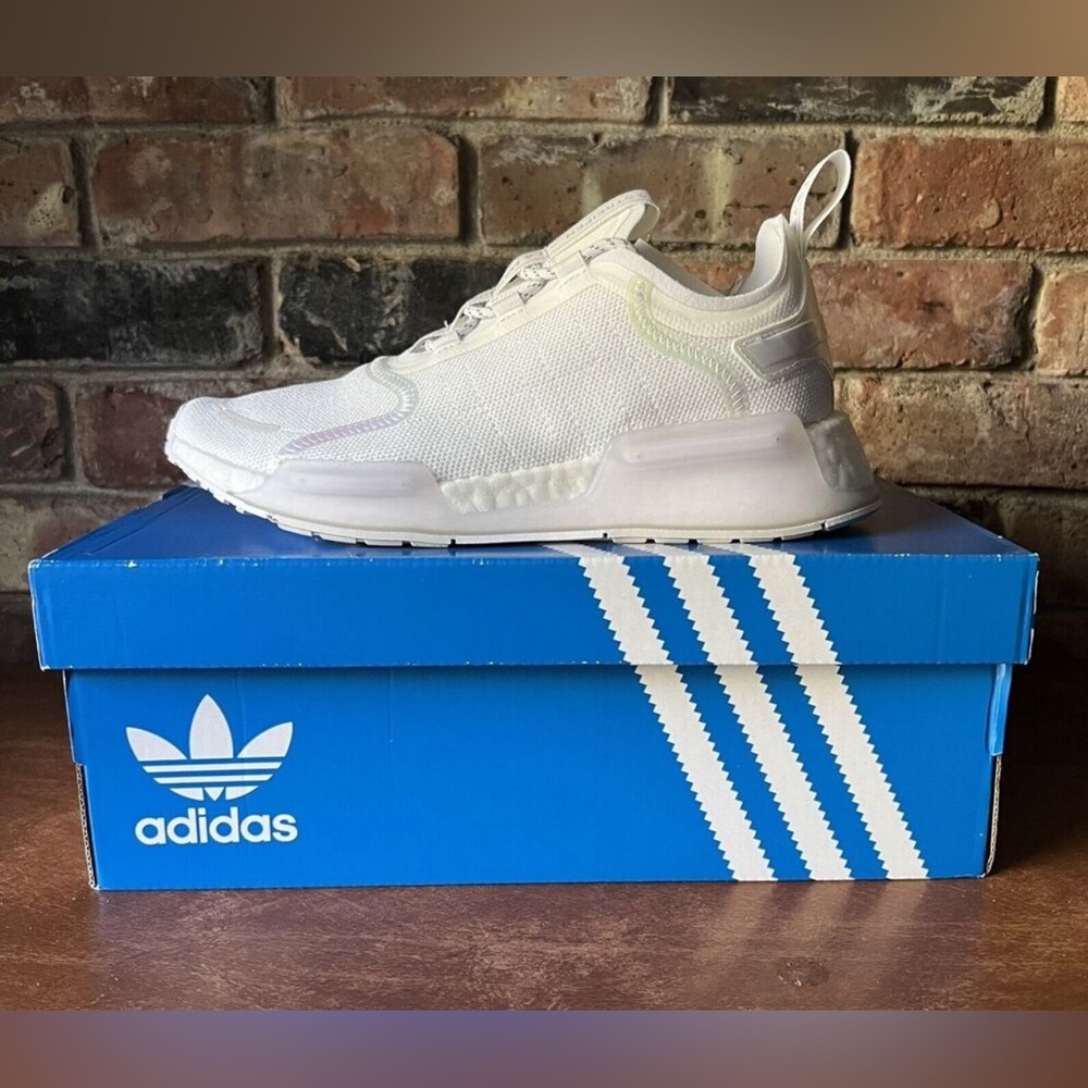 Adidas NWT Triple White Iridescent Athletic Running Shoes Women's 6